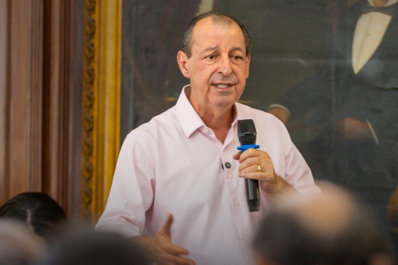 Omar Aziz tem 24 horas para explicar uso de Facebook na campanha