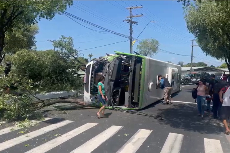 Acidente de ônibus em Manaus deixa 20 feridos na zona oeste