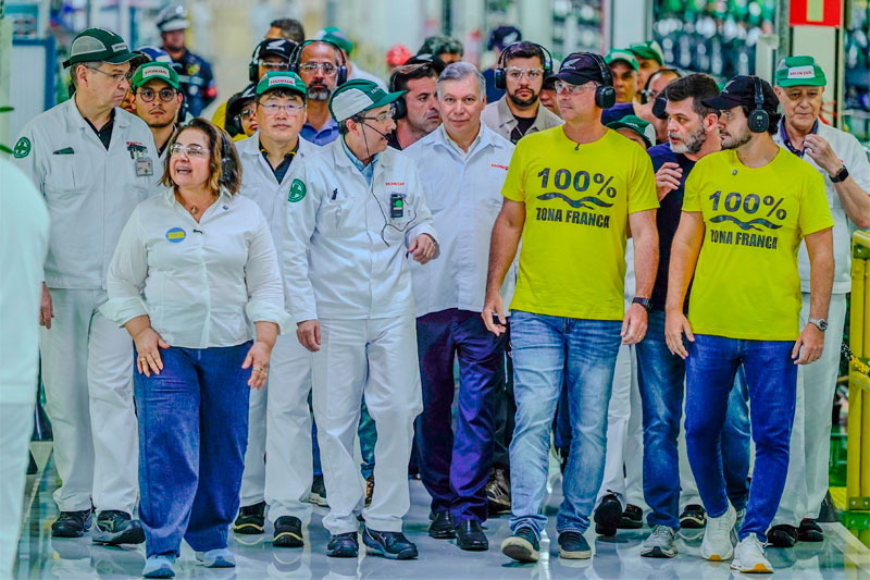 Flávio Bolsonaro usa camiseta '100% Zona Franca' para defender modelo econômico em Manaus