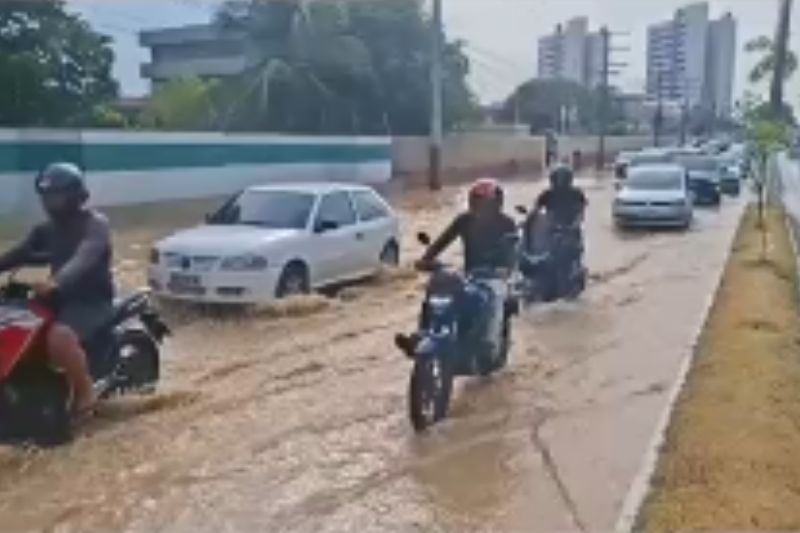 Rompimento de adutora provoca alagamento e afeta abastecimento em Manaus