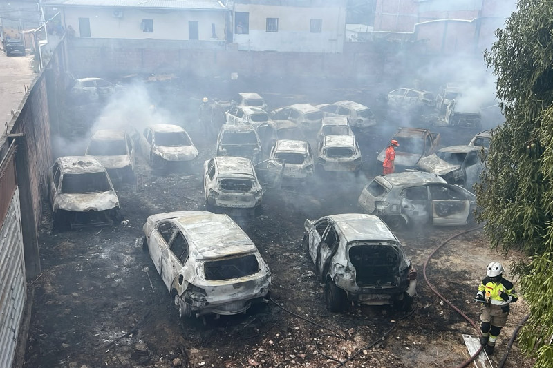 Incêndio devasta 30 veículos em depósito de locadora em Manaus
