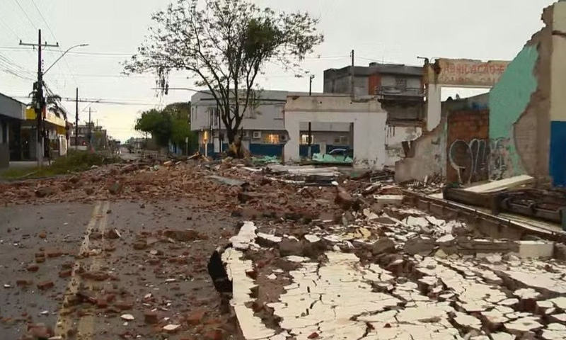 Ventos de mais de 100 km/h derrubam prédio e arrastam veículos no Rio Grande do Sul