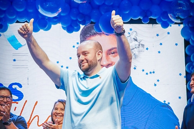 Deputado do AM é multado em R$ 5 mil por propaganda antecipada