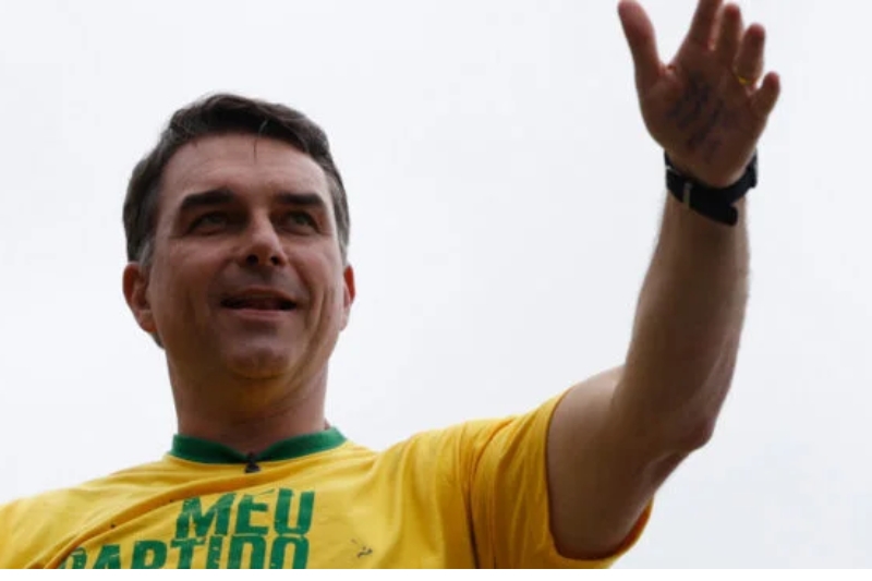 Flávio Bolsonaro pede transparência sobre investigações que envolvem Lula