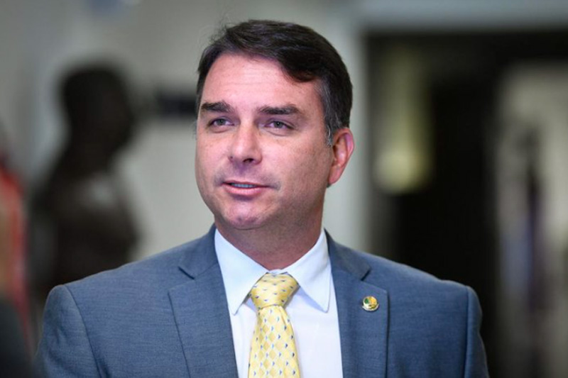 Flávio Bolsonaro evita responder sobre escala 61 e financiamento de filme