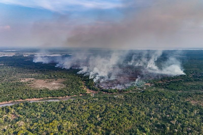 Bombeiros atuam em Itacoatiara para conter incêndio florestal persistente