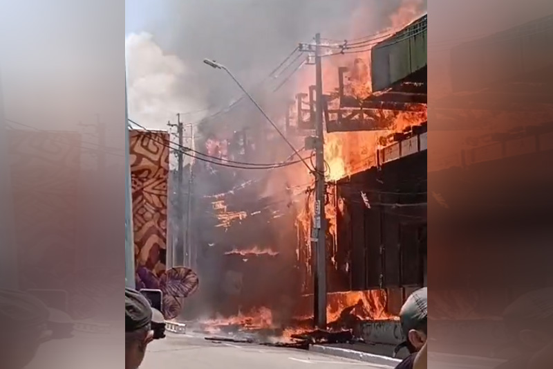 Incêndio destrói prédio histórico; Prefeitura esclarece propriedade do imóvel