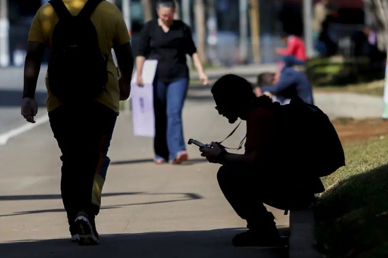 Queda de jovens nem-nem no Brasil chega a 22,4%, revela estudo da OCDE
