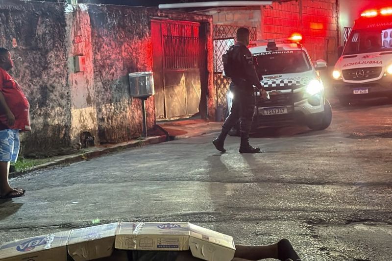 Homem é encontrado morto após ser jogado de carro em movimento em Manaus