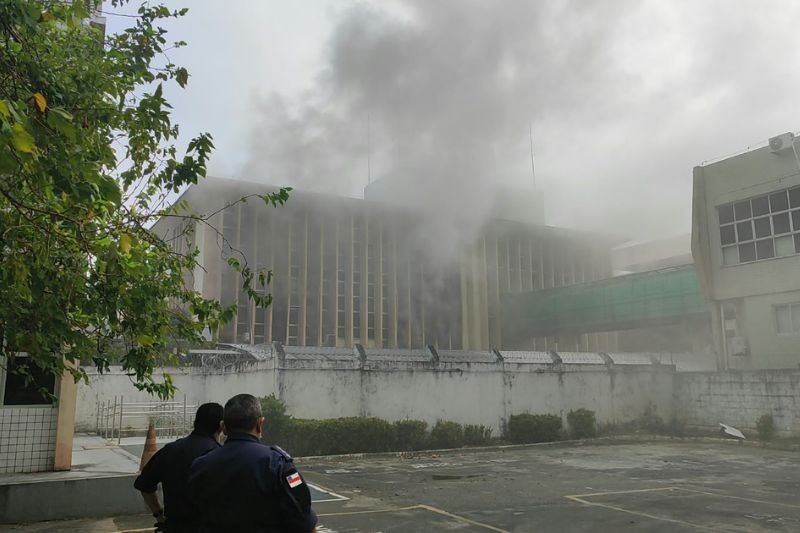 Incêndio no setor administrativo da Caixa Econômica em Manaus causa evacuação