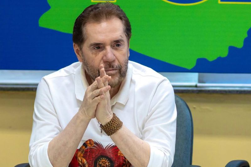 Senador Plínio Valério multado em R$ 5 mil por irregularidade em campanha