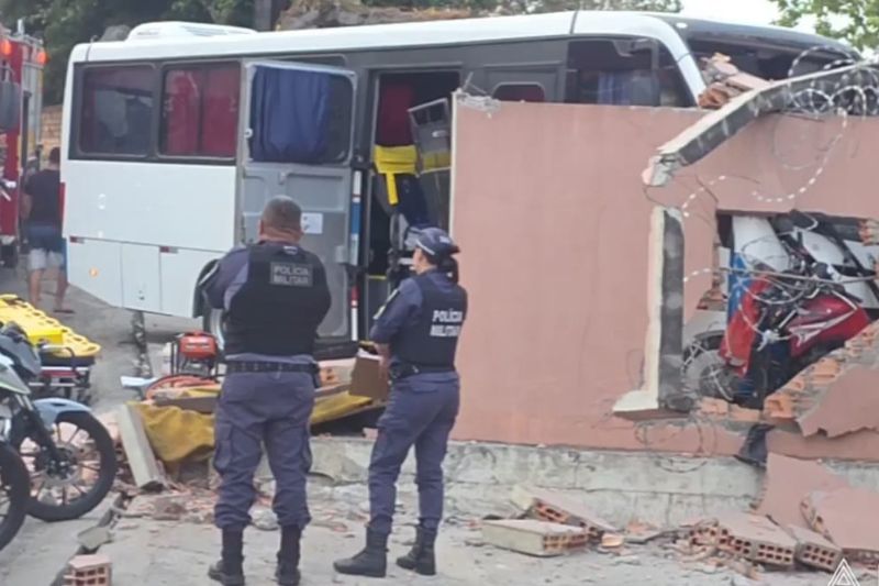 Acidente com micro-ônibus em Manaus deixa motorista preso a ferragens