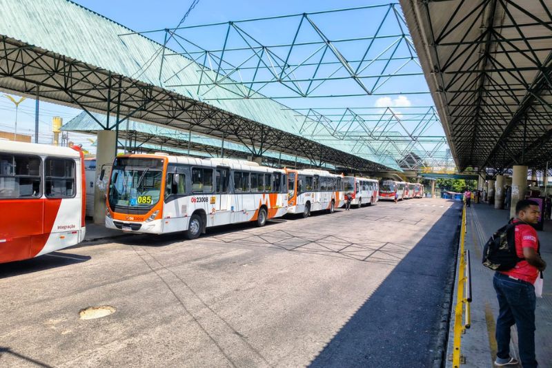 Motoristas e cobradores de ônibus paralisam atividades em Manaus por atraso salarial