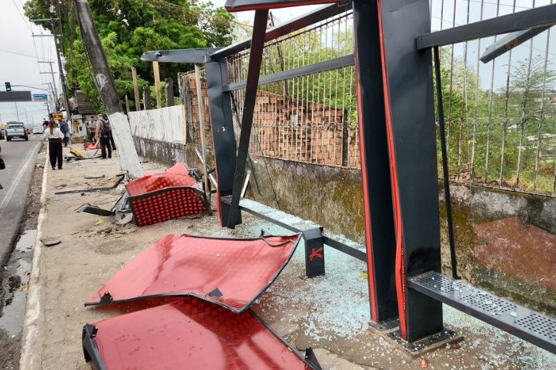 Caminhão desgovernado destrói ponto de ônibus em Manaus