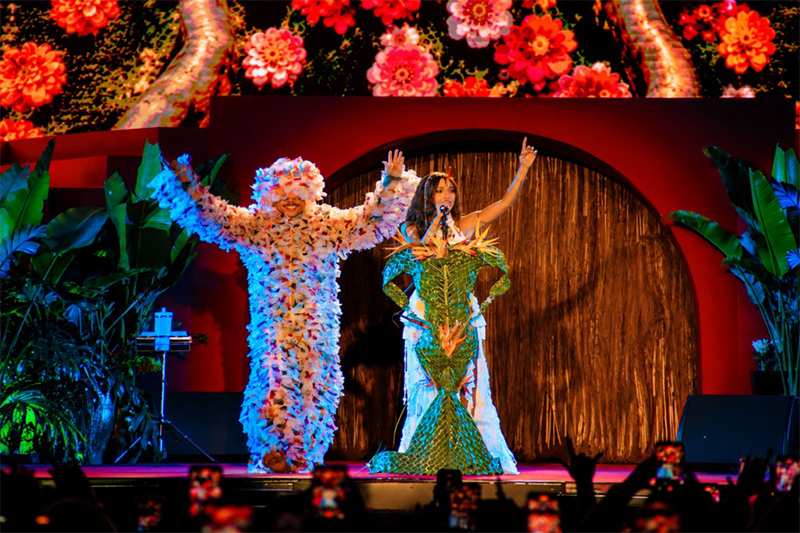 Dançarino usa roupa da coleção Cosmogonia de Lara Saunders em show de Annita