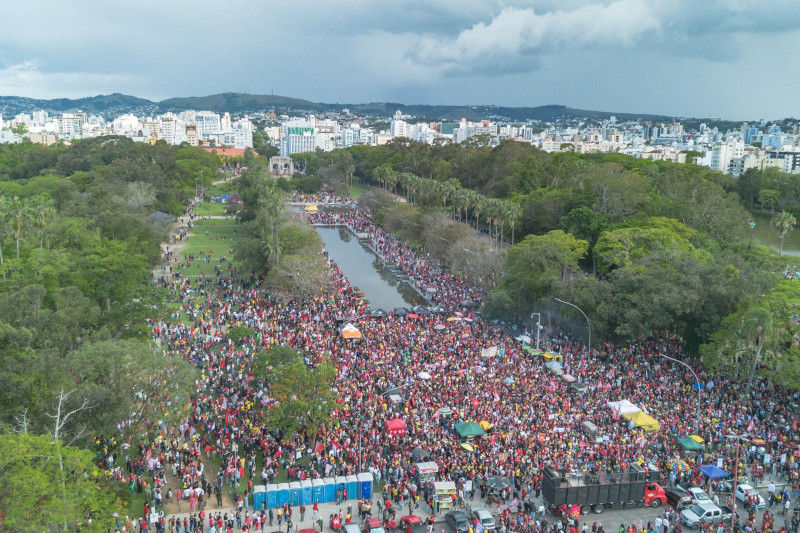 Manifestantes apoiam reeleição de Lula em diversas capitais do Brasil