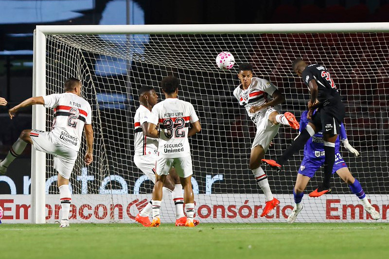 São Paulo conquista vitória e pressiona o Vasco no Brasileirão