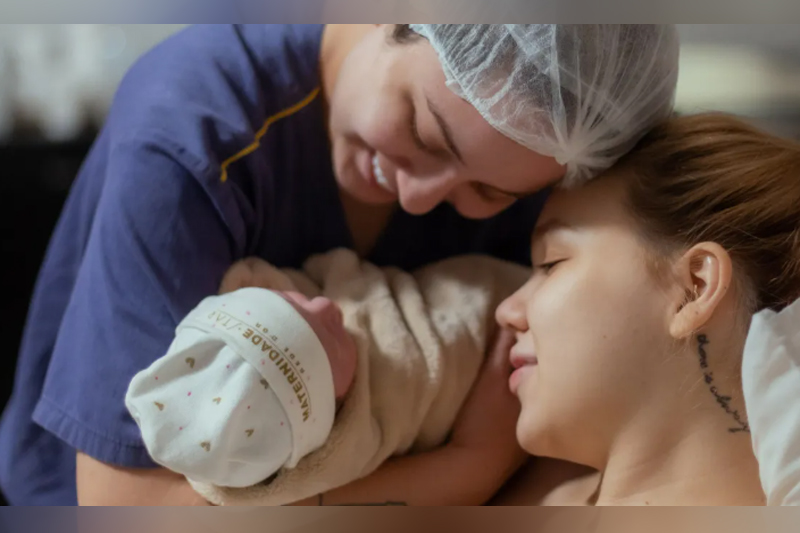 Mari Fernandez e Júlia Ribeiro celebram o nascimento da filha Isabela