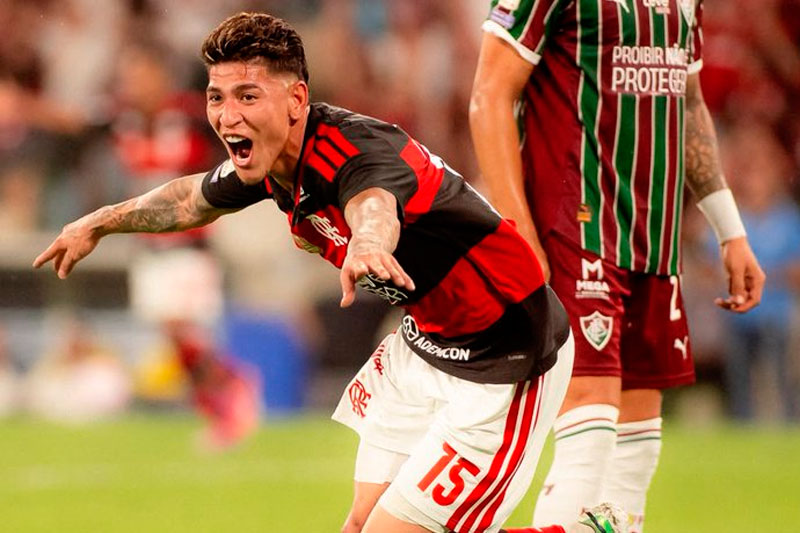 Flamengo vence Fluminense e se mantém na liderança do Brasileirão