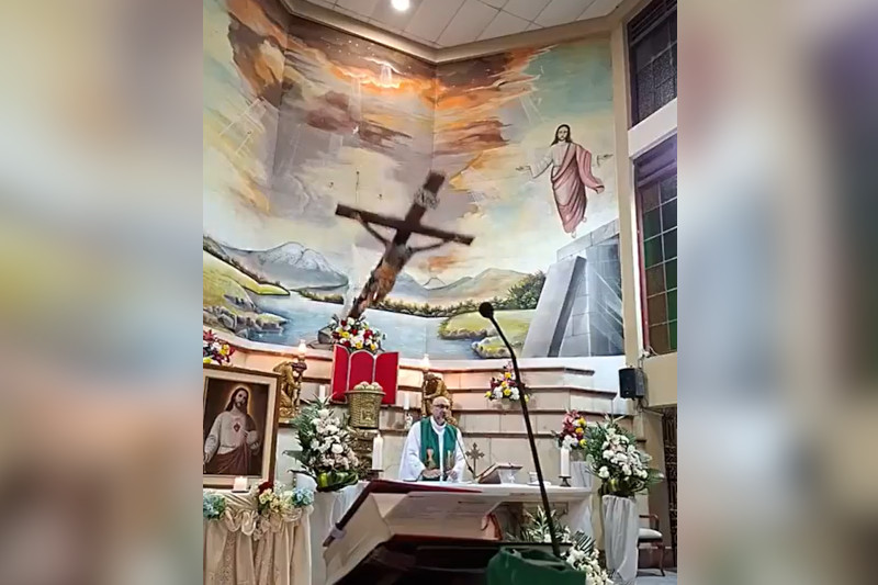 Padre morre após ser atingido por cruz durante missa no Equador