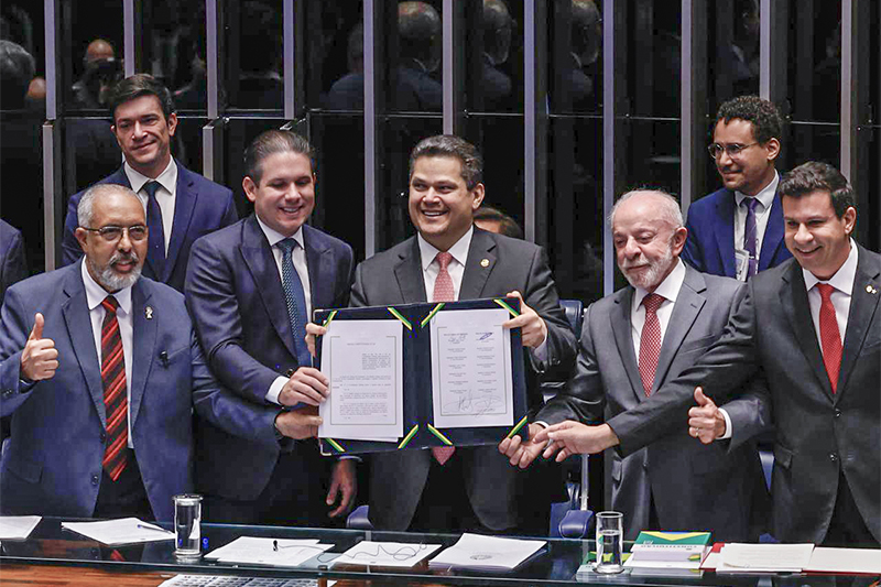 Congresso aprova PEC que reduz jornada de trabalho e muda escala de descanso