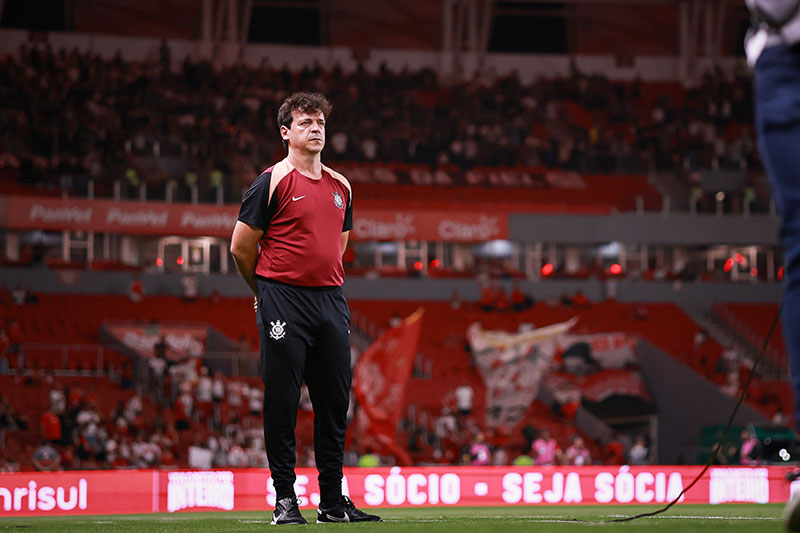 Fernando Diniz deixa o comando do Corinthians após mais uma derrota