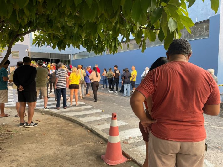 Eleitores de Manaus formam filas no início da votação do 1º turno