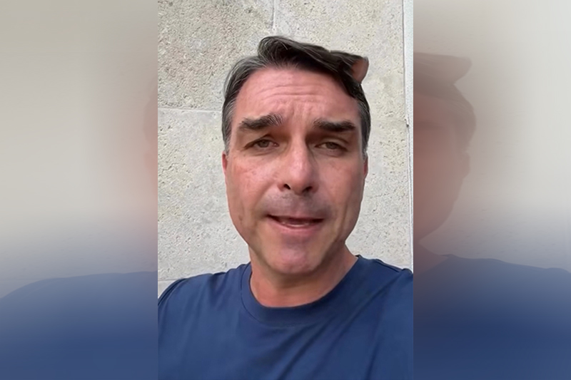 Senador Flávio Bolsonaro tem passaportes cancelados pela PF