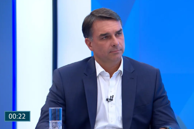 Flávio Bolsonaro reafirma apoio à lei da jornada 61 e critica ministros do STF