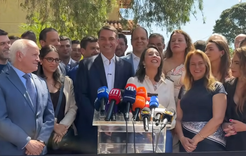 Flávio Bolsonaro afirma que Congresso decidirá duração do mandato presidencial