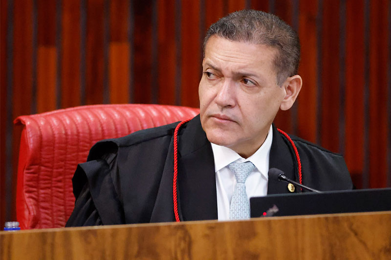 TSE suspende canal 'Exército do Lula' a pedido de Flávio Bolsonaro