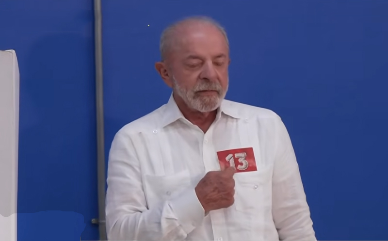 Lula defende Brasil de livros em vez de armas em coletiva de imprensa