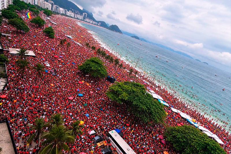 Ato em apoio a Lula toma conta de Copacabana com grande mobilização