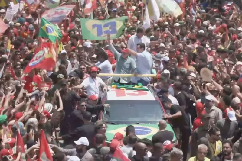 Apoiadores de Lula realizam última caminhada de campanha no Rio em Copacabana