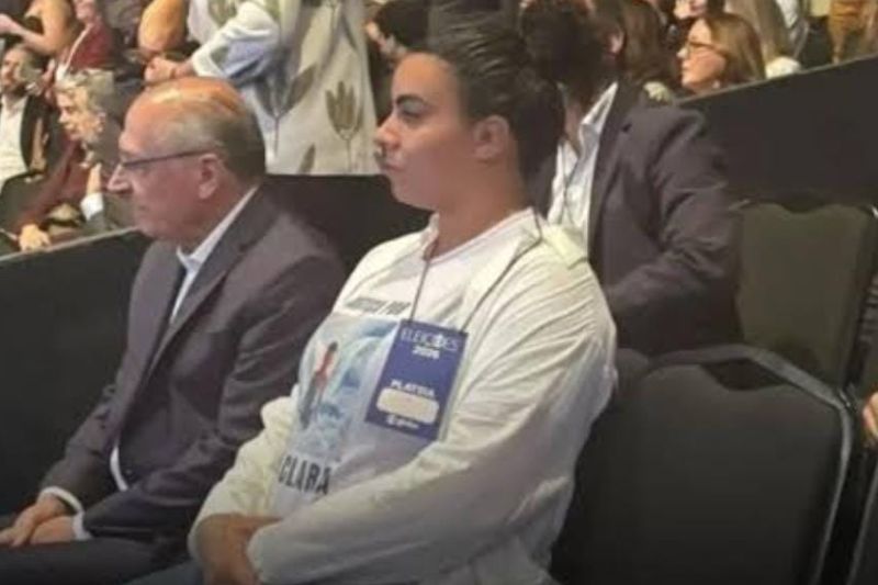 Flávio Bolsonaro defende PM acusado pela morte de Ana Clara em debate