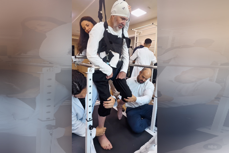 Mingau do Ultraje a Rigor aparece de pé em sessão de fisioterapia após três anos