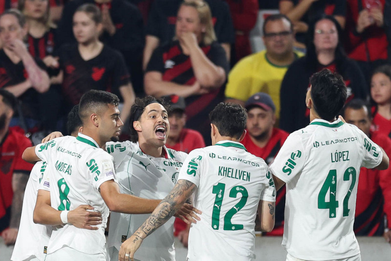 Palmeiras vence Athletico-PR e aguarda resultado do Flamengo no Brasileirão