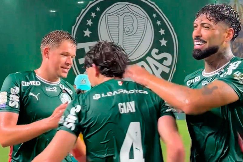 Palmeiras vence Corinthians por 4 a 1 e continua na luta pelo título do Brasileirão