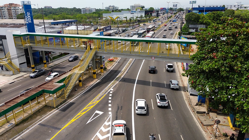 Nova passarela na Avenida Torquato Tapajós é inaugurada após dois anos