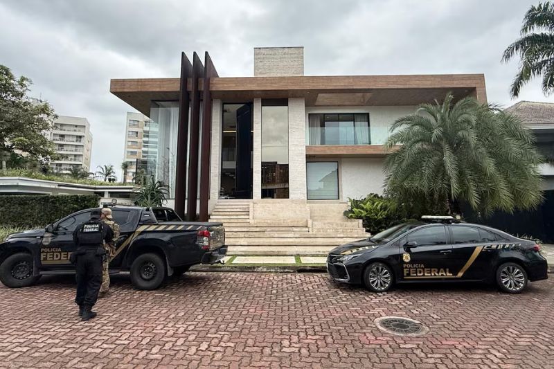 Polícia Federal prende mãe e irmão de rapper Oruam em operação no RJ