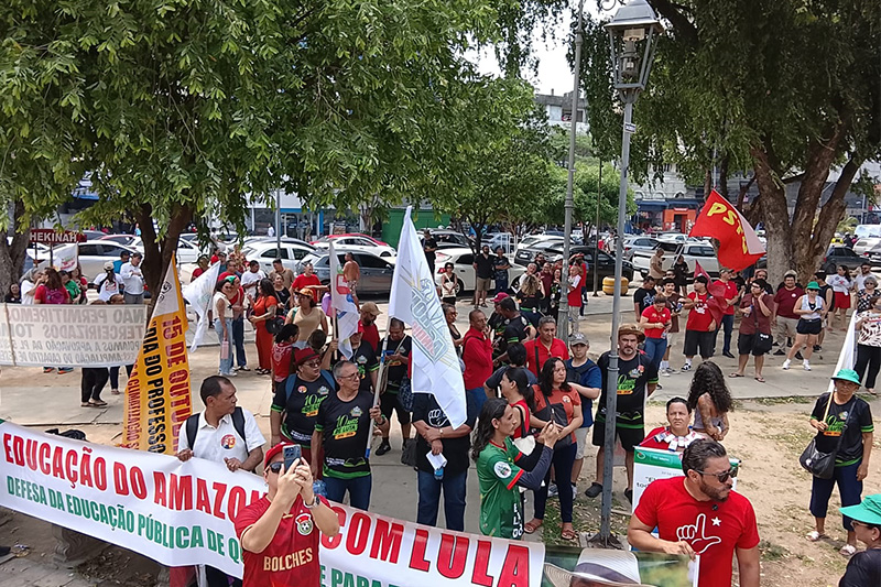 Professores de Manaus se mobilizam por valorização no Dia do Professor