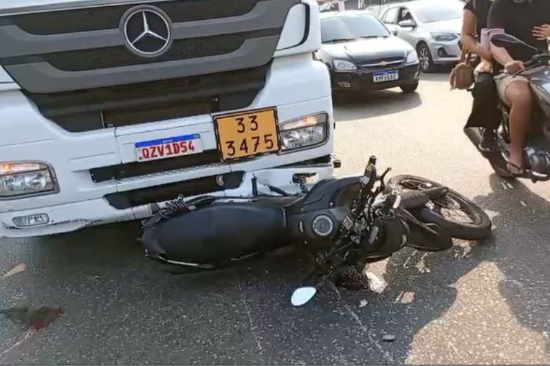 Jovem de 29 anos fica gravemente ferida em acidente de moto em Manaus