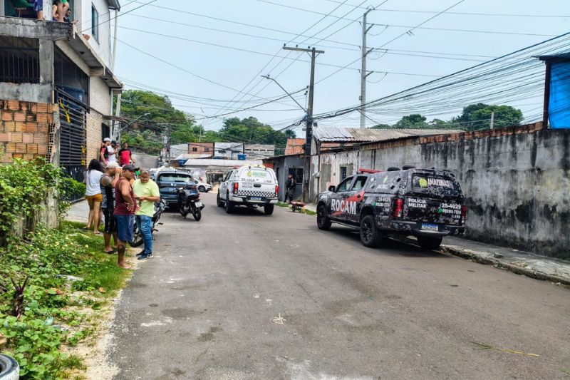 Homem é preso por manter filho de 1 ano refém com faca em Manaus
