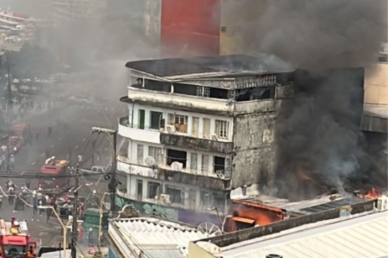 Incêndio no Restaurante El Shaday afeta prédio residencial em Manaus