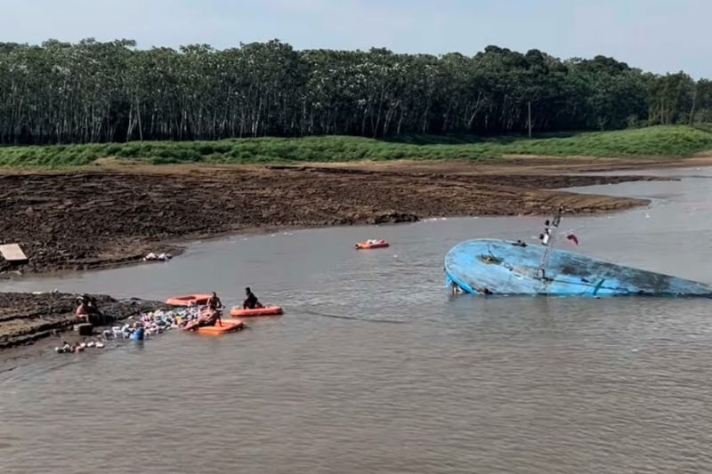 Barco Vovô Vitor naufraga no Amazonas; passageiros são resgatados com segurança