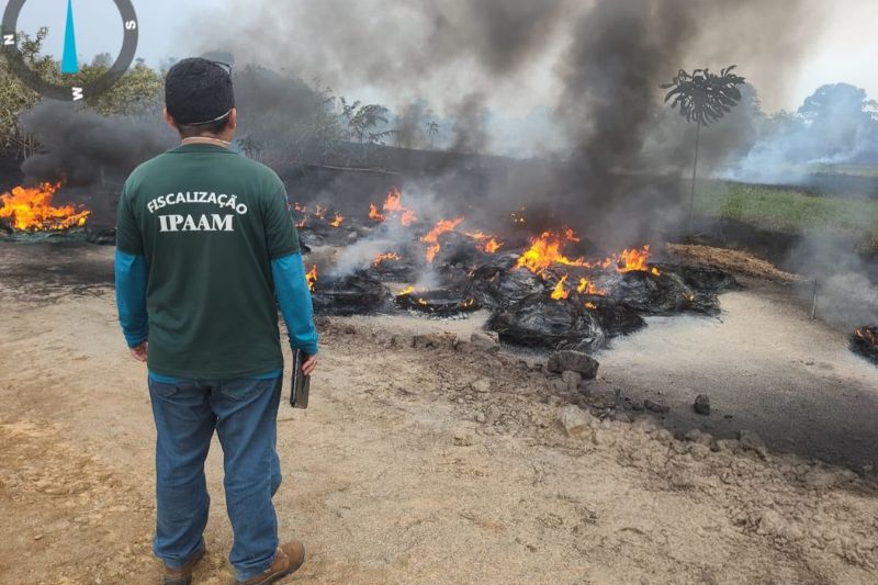 Ipaam multa em R$ 100 mil por queima de pneus no Careiro da Várzea