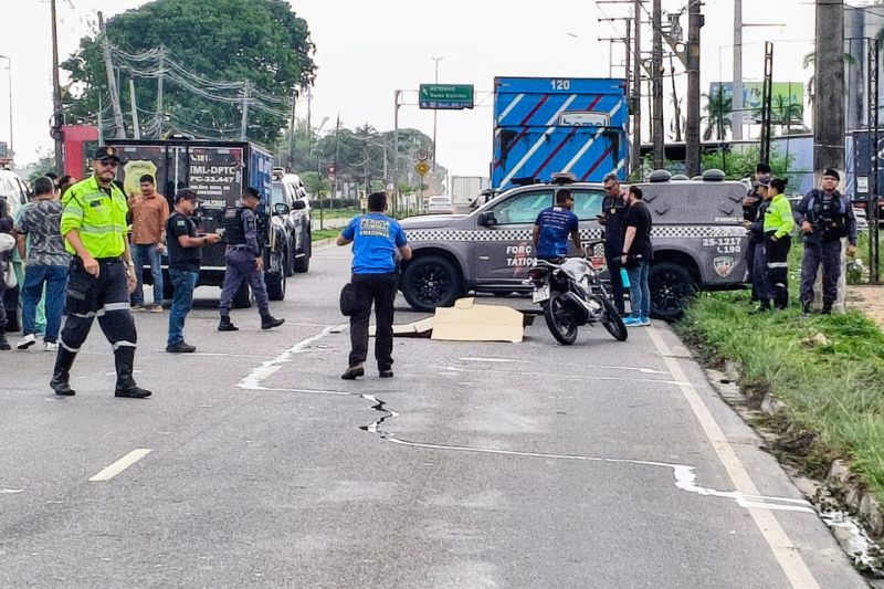 Motociclista morre atropelado por caminhão-baú em Manaus