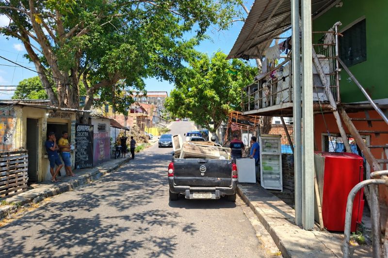 Prefeitura notifica morador por obstrução de calçada com geladeiras em Manaus