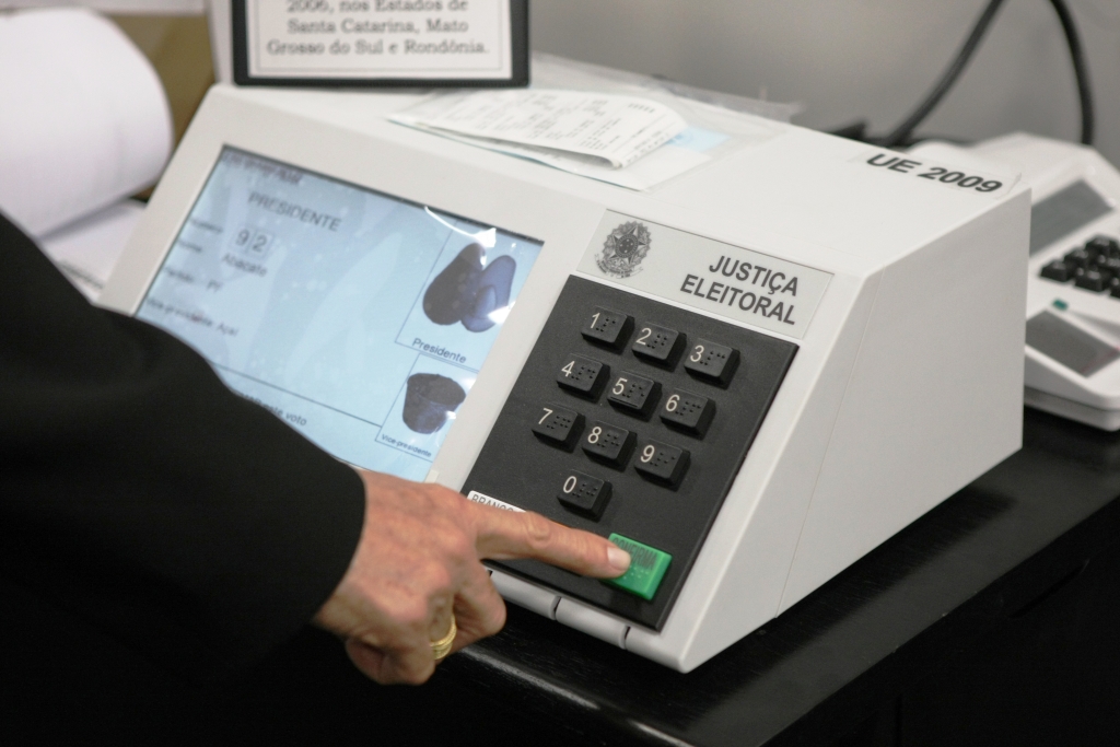 Justiça Eleitoral Facilita Voto de PCD com Transporte e Urnas Acessíveis