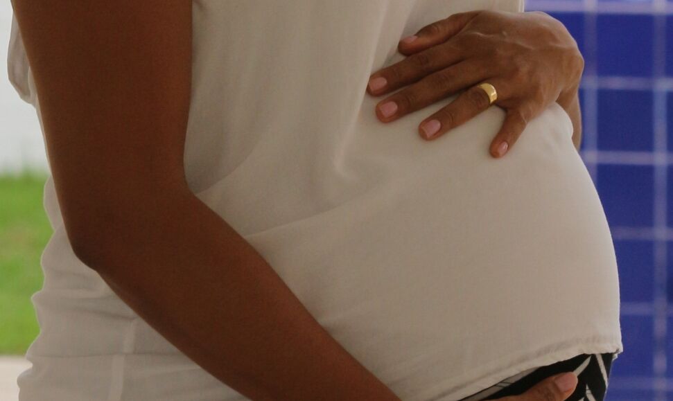 Polícia da Espanha investiga esquema de barriga de aluguel com brasileiras